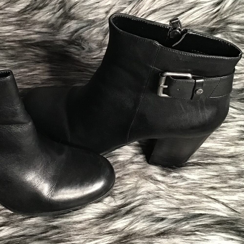 Isaac Mizrahi Black Leather Ankle Boots 7M - Picture 3 of 8